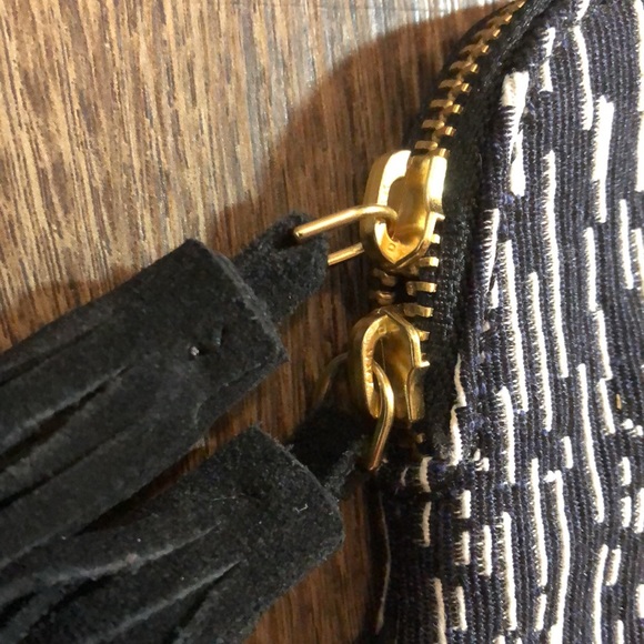 Bloom & Give Kavya Clutch - Picture 4 of 11